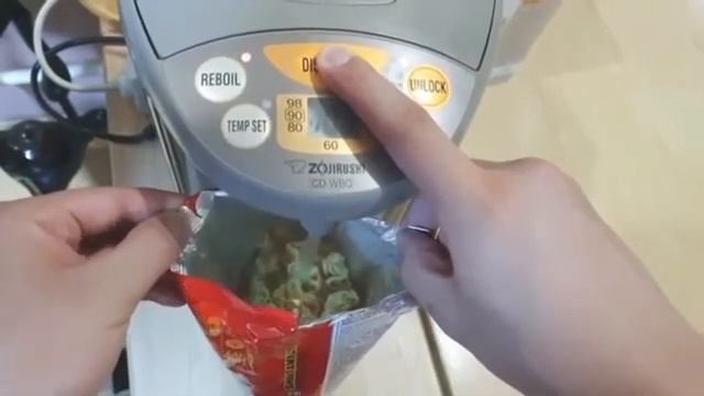 КАК ВАРИТЬ РАМЕН без кастрюли?? 뽀글이 끓이기~~ смотреть онлайн