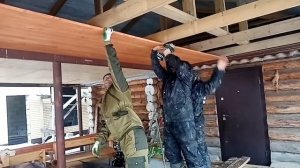 простой и быстрый способ подшить потолок доской 25 мм по деревянным балкам. Часть