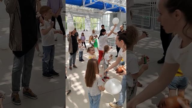 Танцевальное путешествие для детей и родителей в ДК «ГЭС-2» в рамках проекта Книжное лето в «ГЭС-2» смотреть онлайн