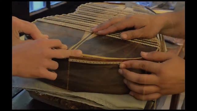 Bellucci Guitars Workshop, Working the linings and the bindings. смотреть онлайн