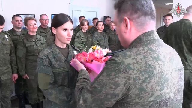 Командующий группировкой войск «Север» вручил госнаграды военным медикам, проявившим мужество и геро смотреть онлайн