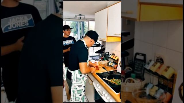Der Servicetechniker kocht den Henssler: No. 3 - Steakpfanne mit Laugenbrezel смотреть онлайн