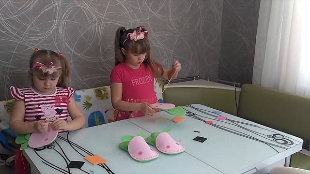 ОЙ, ЧТО МЫ НаТВОРИЛИ!!??Крутые тапочки своими руками! Ульяна и Алена! Funny girls CRAZY HANDMADE! смотреть онлайн