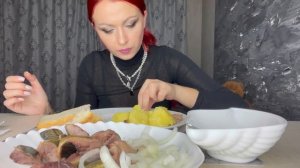 Просто МУКБАНГ Селедка с луком и картошкой / MUKBANG ASMR