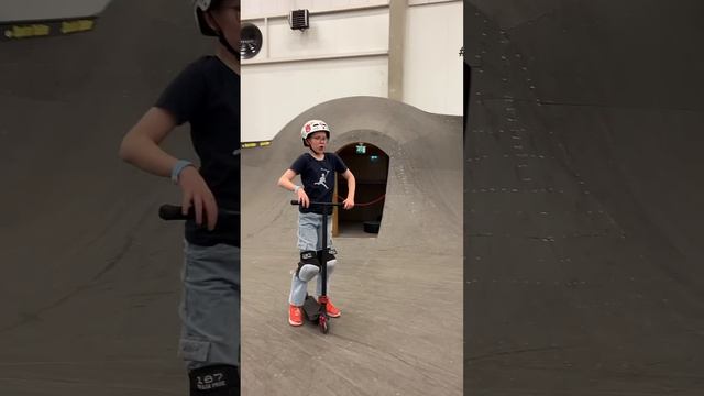 ?Поменялся самокатом с тренером #трюкинасамокате #scootering смотреть онлайн