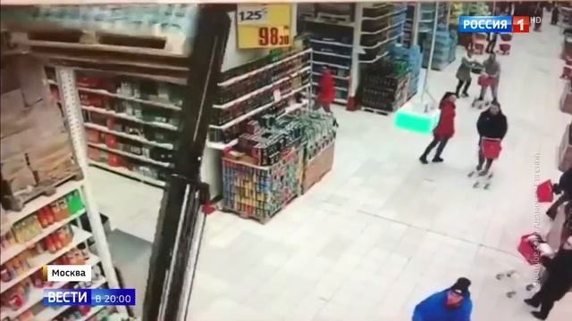 На маленькую девочку упал в магазине холодильник смотреть онлайн