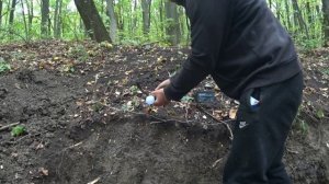 Землянка в лесу на берегу водоема. Живу в лесу уже три месяца.