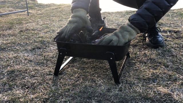 Подготовка углей в мангале. Размешиваю в жаростойких перчатках смотреть онлайн