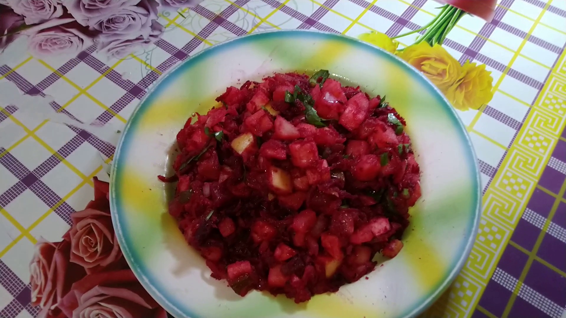 Вкусный зимний салат со свежей свеклой маринованными или солеными огурцами картошкой яблоком