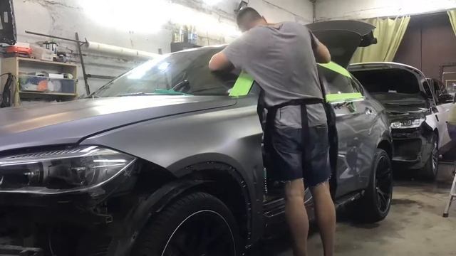 Быстрый процесс полной оклейки BMW X6 в прозрачный мат Oracal970 смотреть онлайн