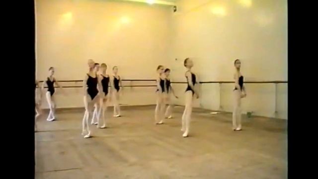 Método Vaganova 3 série - Saltos - Sissone Fermé e Pas de Basque смотреть онлайн