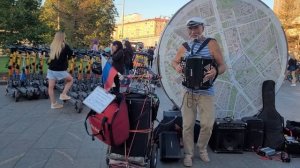 А я в Россию домой хочу, я так давно не видел маму