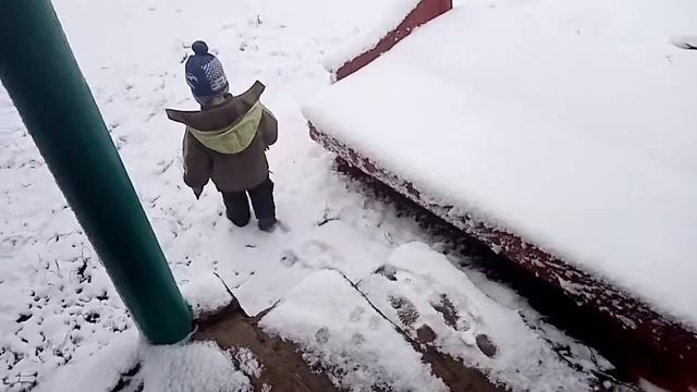 Попрошайка на ютубе, первый снег идёт, веселятся смотреть онлайн