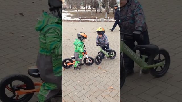 Первое катание на беговеле смотреть онлайн