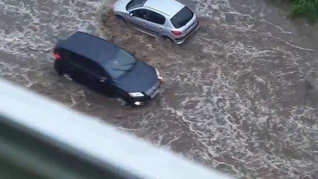 Потоп после дождя на дорогах в Дзержинске - Машины в воде смотреть онлайн