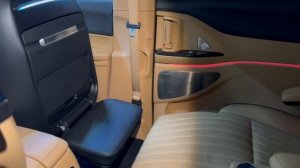 Voyah Dream - убрали 3-й ряд, добавили консоль, оттоманку, столик