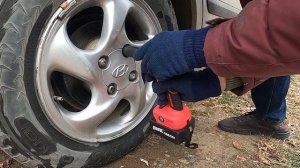 Сможет ли аккумуляторный гайковерт открутить колесные гайки???