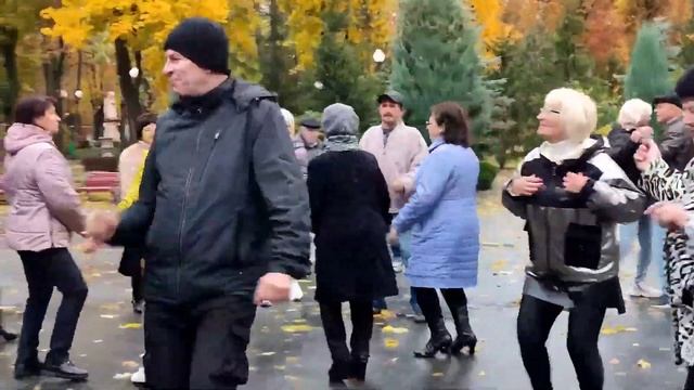 ЛИСТЬЯ ЖЁЛТЫЕ НАД ГОРОДОМ КРУЖАТСЯ! ТАНЦЫ ХАРЬКОВ УКРАИНА ОКТЯБРЬ 2023 смотреть онлайн