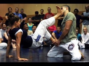 КАКИЕ  единоборства помогут НА УЛИЦЕ? Какие единоборства помогут девушке?