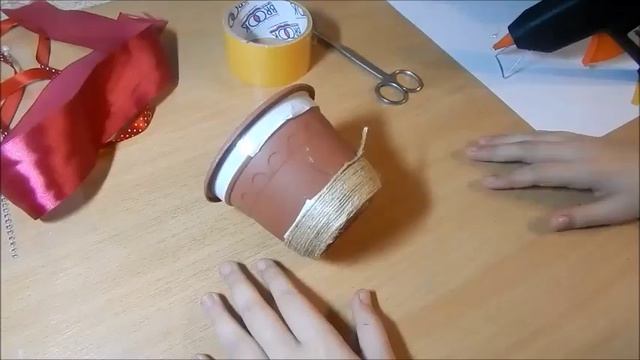 Как сделать горшок для цветов. Подарок маме на 8 марта своими руками. смотреть онлайн