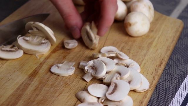 КУРИЦА С ГРИБАМИ в сметанном соусе НА УЖИН.  Филе бедра с шампиньонами и сметаной на сковороде