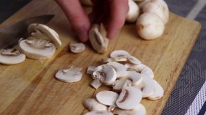 КУРИЦА С ГРИБАМИ в сметанном соусе НА УЖИН.  Филе бедра с шампиньонами и сметаной на сковороде