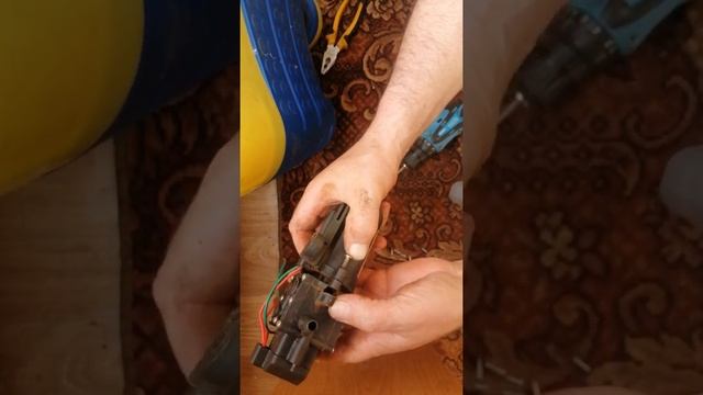 Самостоятельный ремонт аккумуляторного садового опрыскивателя. смотреть онлайн