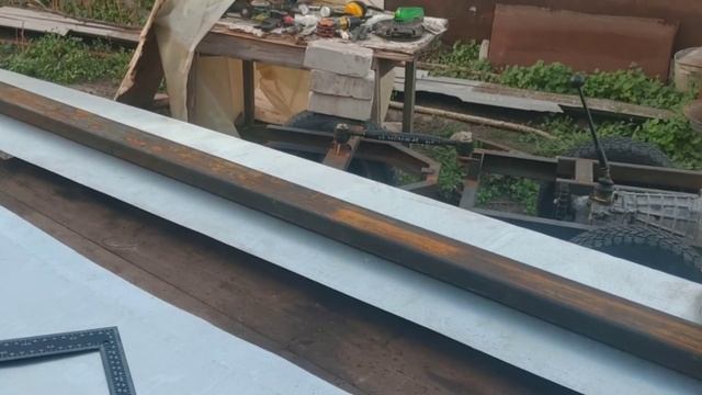 Крутой способ загнуть жесть для отлива или на конек крыши. Своими руками по колхозански? смотреть онлайн