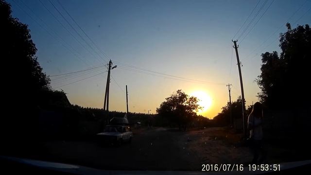 Очі в телефоні, у вухах навушники. Що на дорозі? Її не хвилює... смотреть онлайн