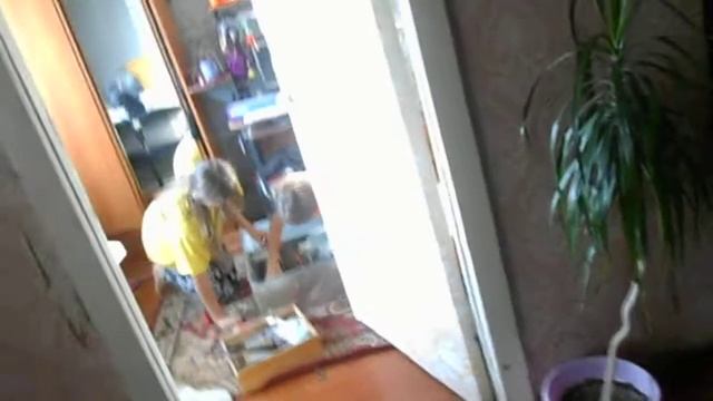 Ремонт старого компьютера Lara,Kristi and Alisa смотреть онлайн