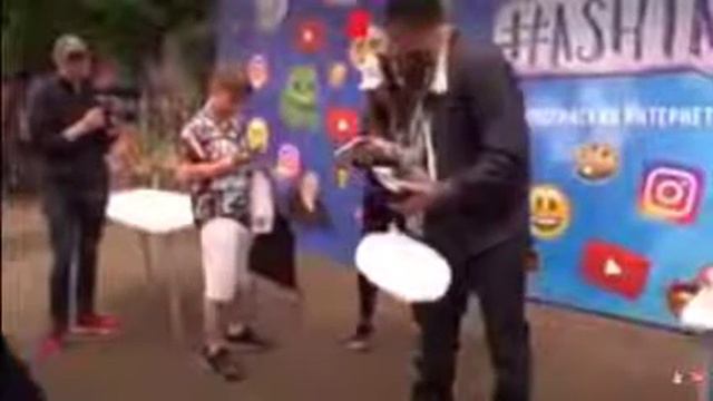 Саши Спилберг показал фак дерзкий папаша,меня засняла ру тв, в метре от Саши Спилберг смотреть онлайн