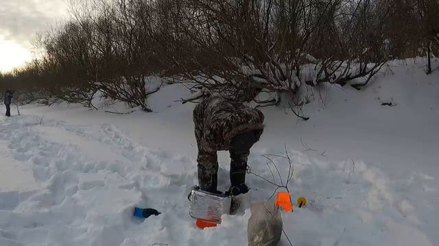 Лютый живец.Зимняя рыбалка с братом , отдых на реке!!
