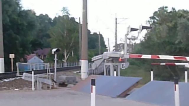 ЭС1 "Ласточка" на переезде в г. Горячий Ключ смотреть онлайн