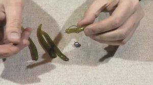 Как оснастить силиконового червя офсетным крючком и чебурашкой.