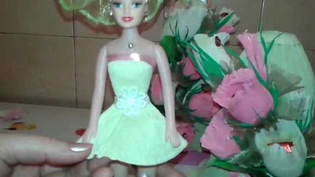 Кукла из конфет и гофрированной бумаги.