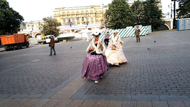 Фрейлины и Екатерина II между Александровским садом и Красной площадью. смотреть онлайн