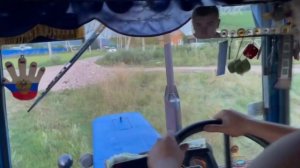 Трактор МтЗ-80 с бочкой воды, спасает деревню от засухи.