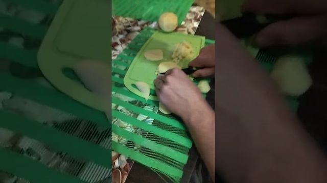 Матвей режет кубики из картофеля мелкие а Илюша снимает ставьте лайк подписывайтесь на канал..mp4 смотреть онлайн