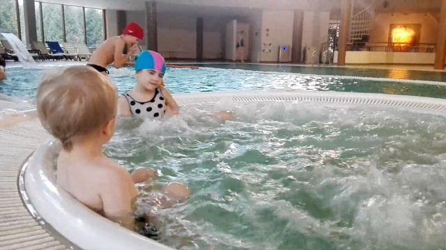 Малыш в бассейне #малышалександр #ямалыш смотреть онлайн