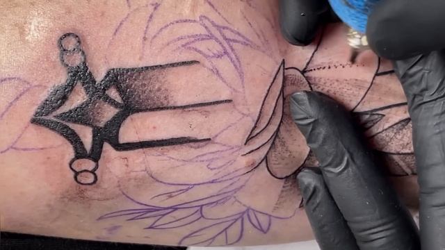 Real time tattooing | Knife in flower смотреть онлайн
