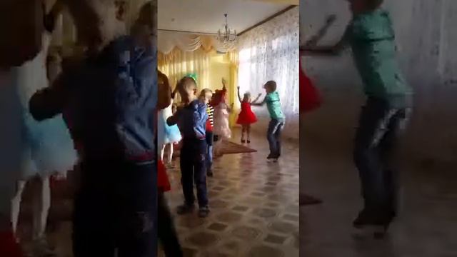 Наш Сынуля выступает в садике день мамы. смотреть онлайн