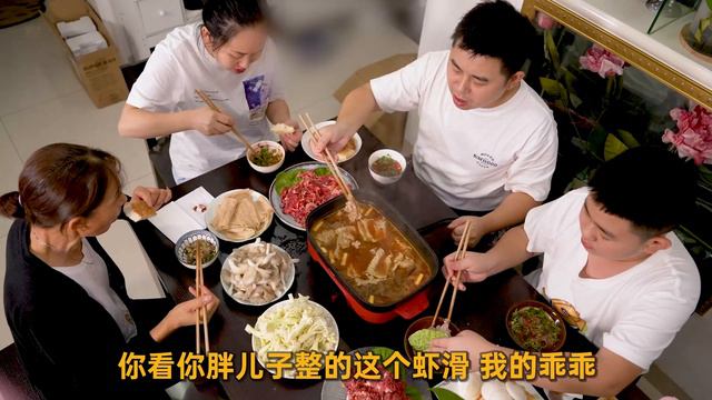 【超小厨】 180元5斤牛羊肉爆辣火锅！3斤手工虾滑辣味十足，大口吃肉巴适的很！ смотреть онлайн