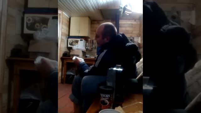Мужик чихает смотреть онлайн