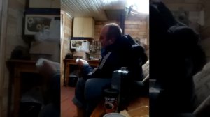 Мужик чихает