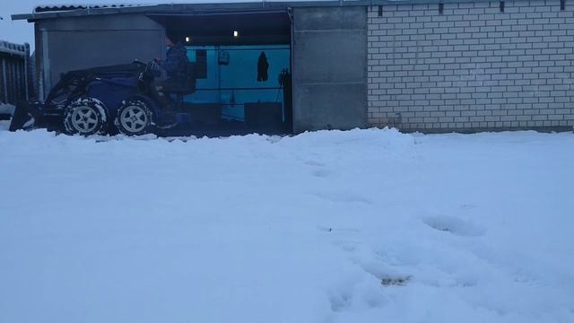 Бортоповоротный погрузчик своими руками. Уборка снега. смотреть онлайн