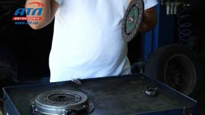 Если машина начинает движение трогается рывками.  Износ корзины сцепления.