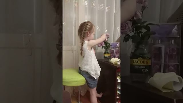 Дарина протирает цветы смотреть онлайн