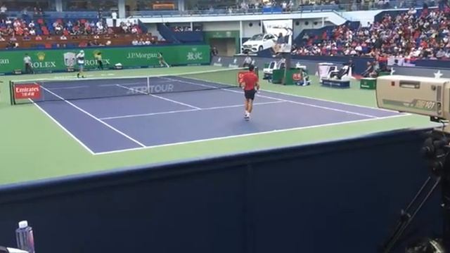 【Tennis】Djokovic vs John Isner, Djokovic teaching you how to return the big serve, court level view смотреть онлайн