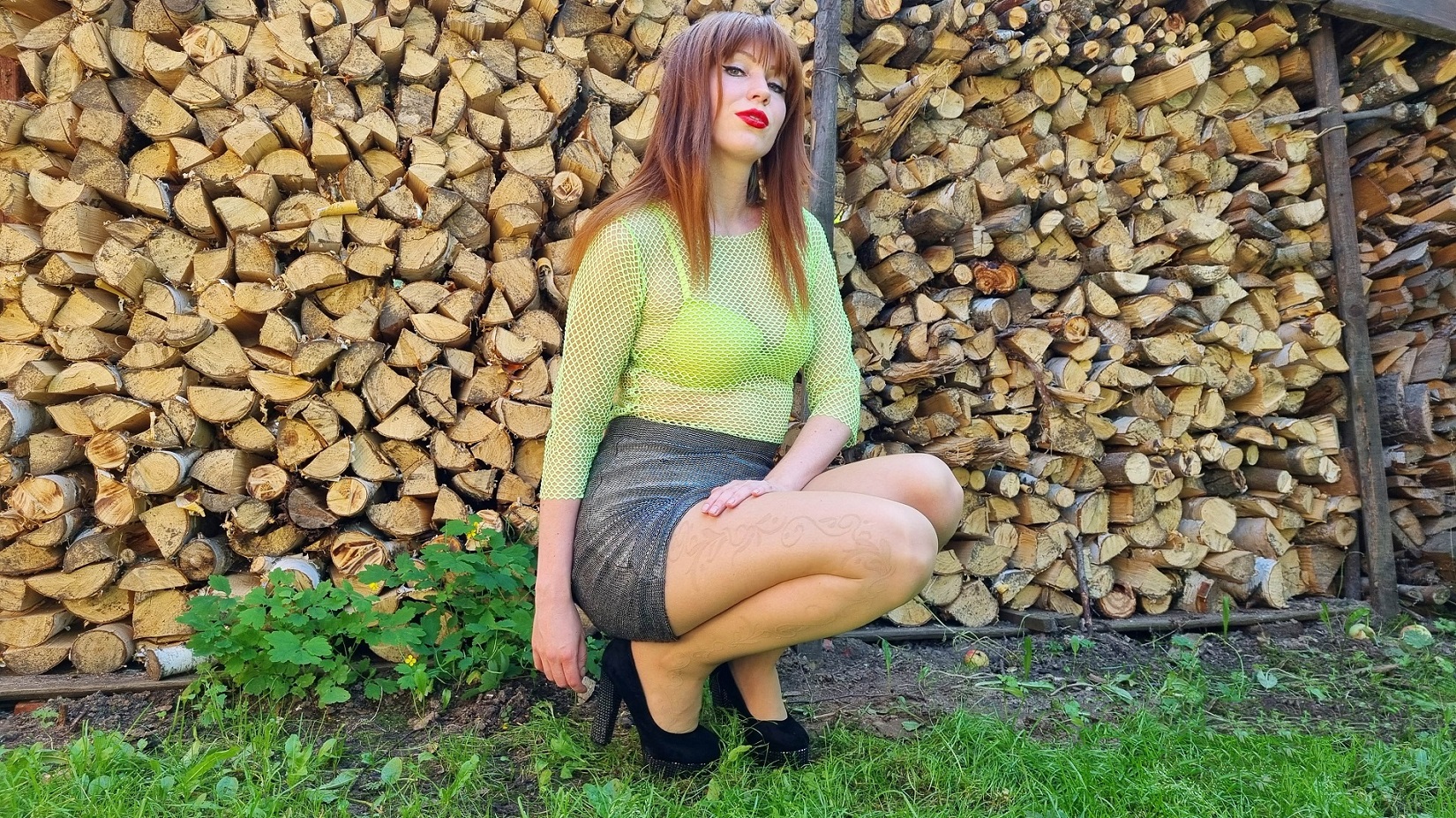 Рыжая длинноволосая милая женщина танцует на высоких каблуках в мини юбке смотреть онлайн