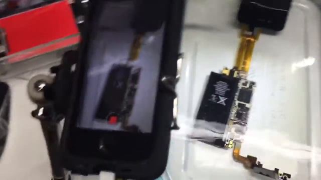 Naked iPhone takes a bath, for science? смотреть онлайн